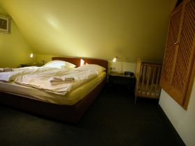 29b Fischerhaus Schlafzimmer groß im OG (1).JPG